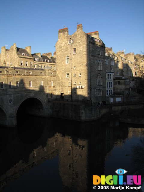 SX01007 Pulteney bridge, Bath weirs in river Avon